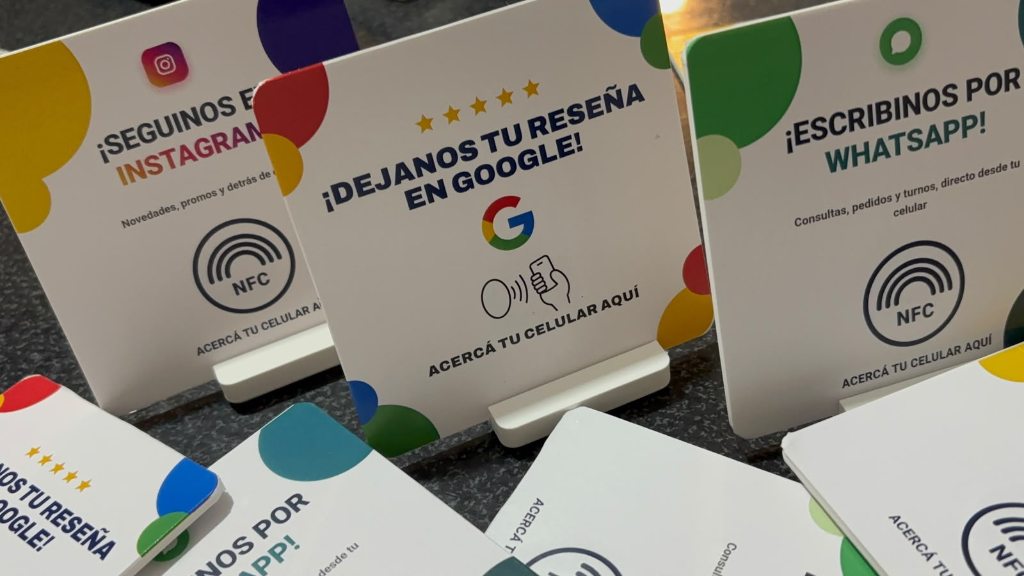 Carteles de mostrador NFC para reseñas de Google, Instagram y WhatsApp